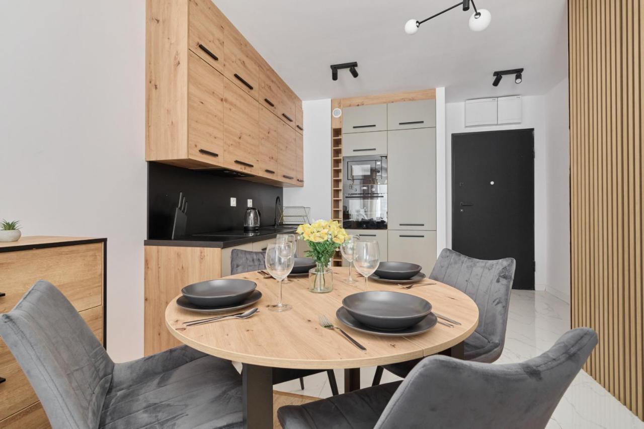Nowoczesny Apartament Z Balkonem I Parkingiem W Centrum Wroclawia By Noclegi Renters Esterno foto